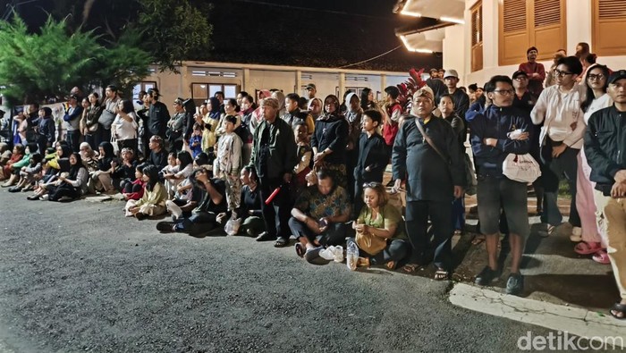 Khidmatnya prosesi Damar Sewu yang jadi pembuka Seren Tahun Cigugur 2025