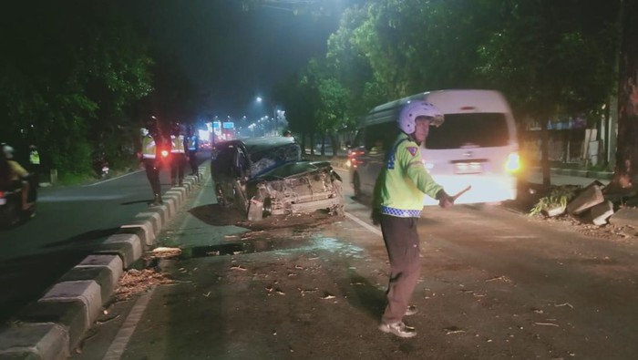 Kondisi Innova yang terlibat laka di Ring Road Utara ringsek usai hantam pohon pada Sabtu (14/6) malam.