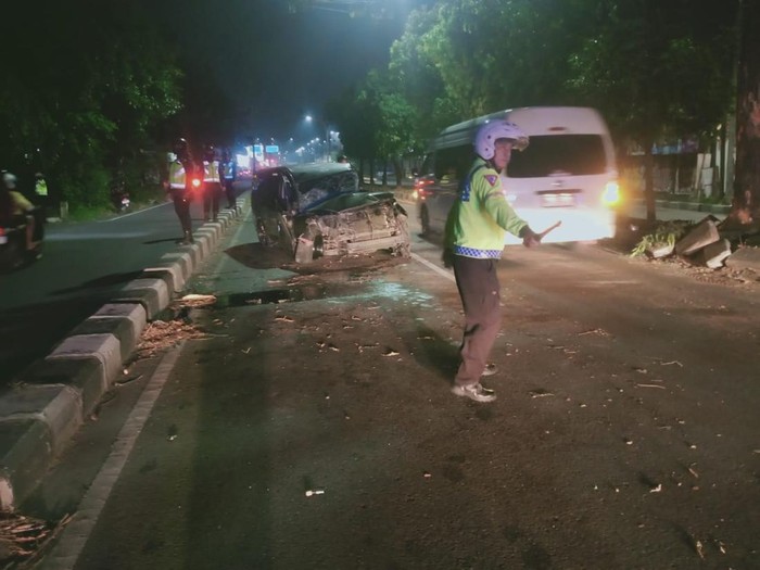 Kondisi Innova yang terlibat laka di Ring Road Utara ringsek usai hantam pohon pada Sabtu (14/6) malam.