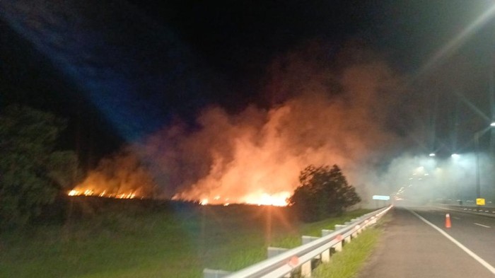 Lahan samping ruas Tol Palindra terbakar
