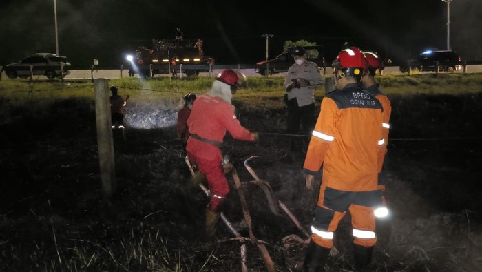 Lahan yang terbakar di samping Tol Palindra sudah padam