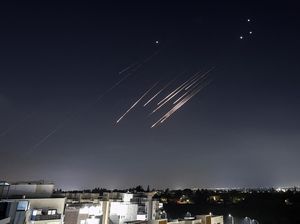 Ngerinya Kecepatan Rudal Balistik Iran yang Jebol Iron Dome Israel