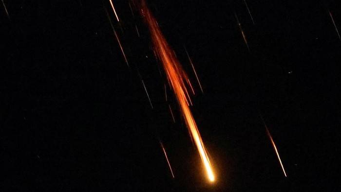 Langit Tubas Terbelah, Rudal Iran Melesat Serang Israel Langit malam di atas Tubas, Tepi Barat yang diduduki Israel, berubah mencekam pada Minggu (15/6/2025) waktu setempat. REUTERS/Mussa Qawasma