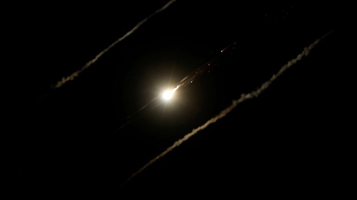 Langit malam di atas Tubas, Tepi Barat yang diduduki Israel, berubah mencekam pada Minggu (15/6/2025) waktu setempat. REUTERS/Mussa Qawasma