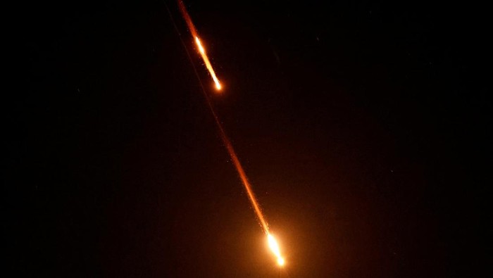 Langit malam di atas Tubas, Tepi Barat yang diduduki Israel, berubah mencekam pada Minggu (15/6/2025) waktu setempat. REUTERS/Mussa Qawasma
