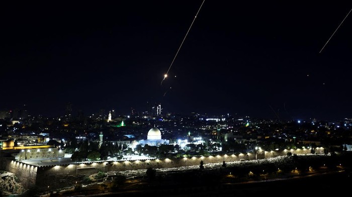 Langit malam di atas Tubas, Tepi Barat yang diduduki Israel, berubah mencekam pada Minggu (15/6/2025) waktu setempat. REUTERS/Mussa Qawasma