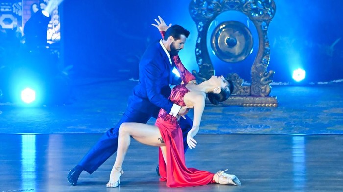 Langkah Tango di Pulau Dewata, Bikin Penonton Terpukau! Maestro tari Tango asal Argentina Miguel Angel Zotto (kiri) dan Daiana Guspero (kanan) tampil saat pementasan Tango in Paradise ke-12 di Badung, Bali, Sabtu (14/6/2025). Pementasan itu menampilkan kolaborasi tari Tango dengan tarian kontemporer yang mengangkat unsur budaya Nusantara sebagai bentuk pertukaran tradisi serta budaya antara Indonesia dan Argentina. ANTARA FOTO/Fikri Yusuf