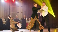 Pentas ini menjadi ajang pertukaran budaya antara dua negara yang berbeda benua. Gerakan lincah tango berpadu harmonis dengan irama gamelan dan gerak tradisional Bali serta Jawa. Suasana yang tercipta begitu magis — penonton dibuat terdiam, lalu bersorak kagum ketika tarian mencapai klimaks. ANTARA FOTO/Fikri Yusuf