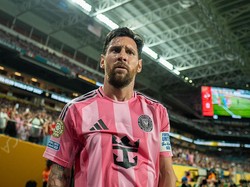 1. Lionel Messi (Inter Miami). Megabintang asal Argentina ini menerima gaji 20,45 juta Dolar per tahun atau sekitar 334,8 miliar Rupiah. Namun ini hanya bayaran dari bermain saja. Perlu diingat bahwa Messi juga mendapat bagi hasil hak siar dari Apple TV dan endorsement dari Adidas. Foto: Getty Images/Sebastian Frej