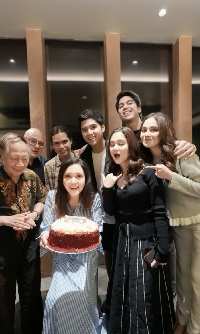 Maia Estianty Ajak 3 Calon Menantu Cantik Kulineran, Ini Potretnya Maia Estianty Ajak 3 Calon Menantu Cantik Kulineran, Ini Potretnya