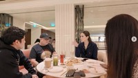 Pada awal Februari 2025, Maia dan Irwan bertemu Al dan Alyssa yang tengah menyiapkan acara pernikahan. Mereka berdiskusi di sebuah lounge dengan banyak suguhan makanan. Foto: Instagram maiaestiantyreal