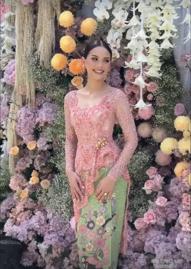 Dipadukan kain batik hijau muda yang kontras namun tetap harmonis, penampilan wanita 27 tahun ini menunjukkan kecintaan pada budaya sekaligus keberanian bereksperimen dalam memadukan warna. Foto: Instagram/@rhay_david