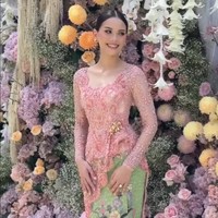 Dipadukan kain batik hijau muda yang kontras namun tetap harmonis, penampilan wanita 27 tahun ini menunjukkan kecintaan pada budaya sekaligus keberanian bereksperimen dalam memadukan warna. Foto: Instagram/@rhay_david