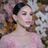 Wanita berdarah Prancis ini melengkapi penampilannya dengan anting bunga emas besar yang memberikan sentuhan feminin tanpa mengalihkan perhatian dari kebaya yang menjadi pusat tampilan. Foto: Instagram/@rhay_david