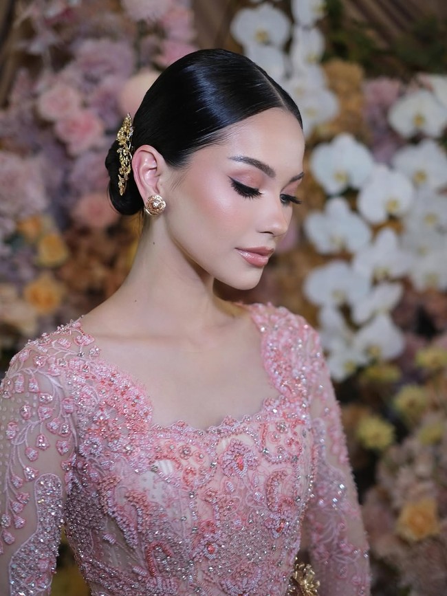 Rambut Alyssa ditata dalam gaya sanggul rendah yang sleek dan membelah tengah. Tatanan ini memberi kesan klasik-modern yang anggun, sekaligus menonjolkan fitur wajahnya yang tegas. Foto: Instagram/@rhay_david