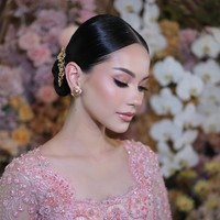 Rambut Alyssa ditata dalam gaya sanggul rendah yang sleek dan membelah tengah. Tatanan ini memberi kesan klasik-modern yang anggun, sekaligus menonjolkan fitur wajahnya yang tegas. Foto: Instagram/@rhay_david