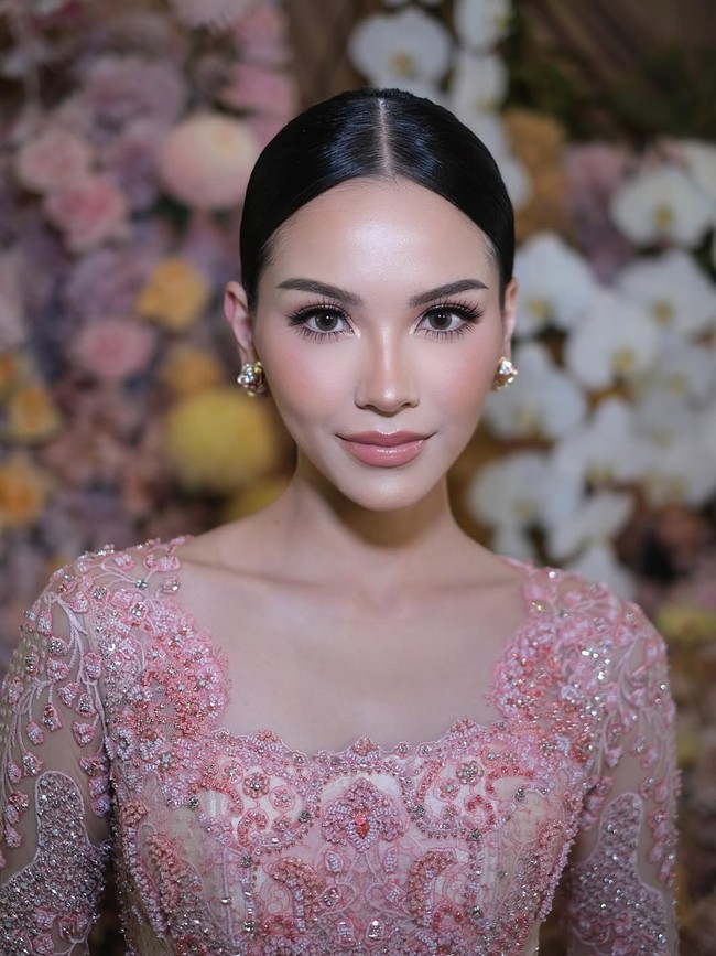 Makeup Alyssa didominasi nuansa peachy pink dan warm nude yang segar, mulai dari blush hingga lipstik. Foto: Instagram/@rhay_david