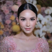 Makeup Alyssa didominasi nuansa peachy pink dan warm nude yang segar, mulai dari blush hingga lipstik. Foto: Instagram/@rhay_david