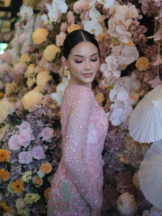 Kulitnya dibuat glowing dengan teknik dewy base, sementara mata diberi efek siren liner dan bulu mata dramatis untuk kesan mata yang lebih tajam namun tetap lembut. Foto: Instagram/@rhay_david