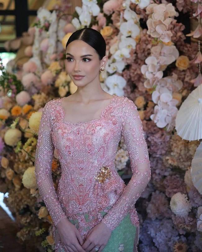 Alyssa mengenakan kebaya dari label Studio BOH. Kebaya didesain dengan potongan leher berbentuk square neckline yang elegan, mengaksentuasi siluet tubuhnya yang jenjang. Foto: Instagram/@rhay_david