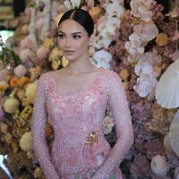 Alyssa mengenakan kebaya dari label Studio BOH. Kebaya didesain dengan potongan leher berbentuk square neckline yang elegan, mengaksentuasi siluet tubuhnya yang jenjang. Foto: Instagram/@rhay_david