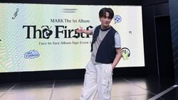 Mark NCT Selfie di Jakarta, Ada yang Ngintip! Mark NCT Selfie di Jakarta, Ada yang Ngintip!