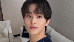 Mark NCT Selfie di Jakarta, Ada yang Ngintip!