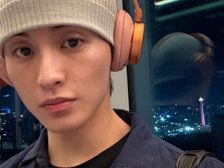 Mark NCT Selfie di Jakarta, Ada yang Ngintip!