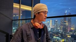Mark NCT Selfie di Jakarta, Ada yang Ngintip!
