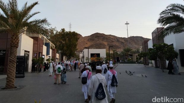 Mendaki Jabal Nur yang di puncaknya terdapat Gua Hira menjadi salah satu kegiatan para jemaah haji setelah rangkaian ibadahnya selesai. (Haris/detikcom).