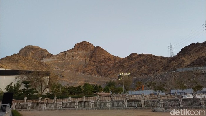 Mendaki Jabal Nur yang di puncaknya terdapat Gua Hira menjadi salah satu kegiatan para jemaah haji setelah rangkaian ibadahnya selesai. (Haris/detikcom).
