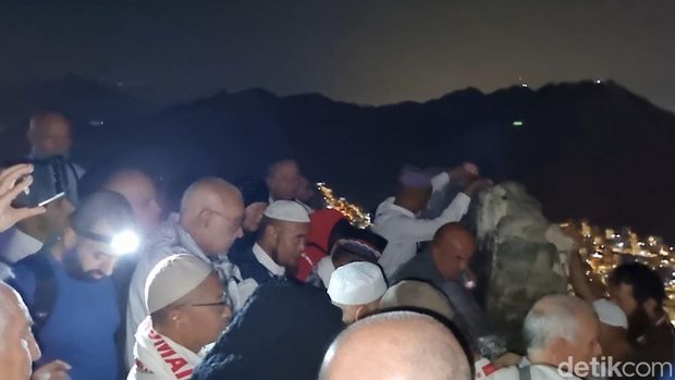 Mendaki Jabal Nur yang di puncaknya terdapat Gua Hira menjadi salah satu kegiatan para jemaah haji setelah rangkaian ibadahnya selesai. (Haris/detikcom).