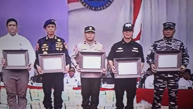 Menko Polkam Budi Gunawan menyampaikan apresiasi kepada BNN RI hingga Bea Cukai atas pengungkapan 2 ton sabu di Batam, Kepri.
