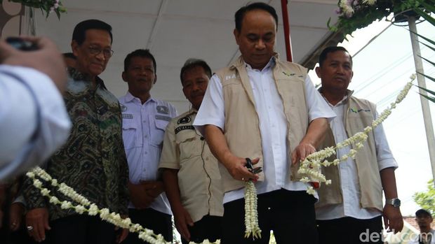 Menkop Budi Arie Setiadi meresmikan Kopdes Merah Putih Tamanmartani, Kalasan, Sleman, Minggu (15/6/2025).