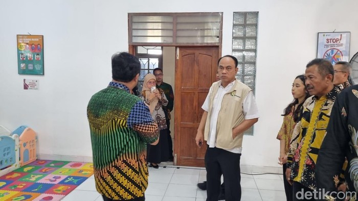 Menteri Koperasi, Budi Arie Setiadi saat mengunjungi Koperasi Desa (Kopdes) Merah Putih di Srimulyo, Piyungan, Bantul, Minggu (15/6/2025).