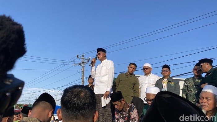 Menteri Pekerjaan Umum RI, Dody Hanggodo di Jalan Pantura Demak-Semarang, Kecamatan Sayung, Minggu (15/6/2025).