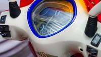 Skutik yang awalnya berkelir White Pearl kini tampil beda dengan balutan cream muda sebagai warna dasar dipadukan warna merah yang digunakan pada beberapa grafis mulai bagian belakang, hingga fascia depan, serta warna biru pada handgrip dan list cover speedometer, juga sentuhan gradasi warna oranye dan kuning. Foto: Dok. Yamaha Indonesia Motor Manufacturing (YIMM)