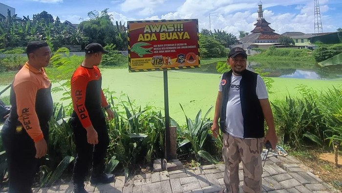 Papan peringatan awas ada buaya dipasang di Waduk Manukan Tirto.
