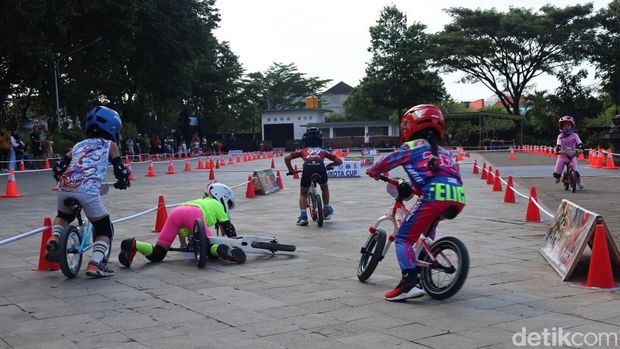 Para bocil memacu sepedanya dalam ajang Push Bike Walikota Cup 2025 di Lapangan Lumintang, Denpasar, Minggu (15/6/2025). (Aryo Mahendro/detikBali).