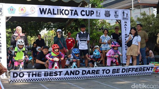 Para bocil memacu sepedanya dalam ajang Push Bike Walikota Cup 2025 di Lapangan Lumintang, Denpasar, Minggu (15/6/2025). (Aryo Mahendro/detikBali).