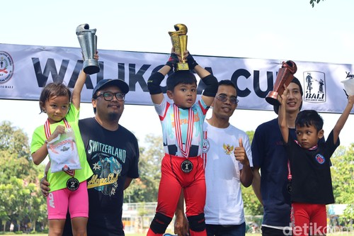Para bocil memacu sepedanya dalam ajang Push Bike Walikota Cup 2025 di Lapangan Lumintang, Denpasar, Minggu (15/6/2025). (Aryo Mahendro/detikBali).
