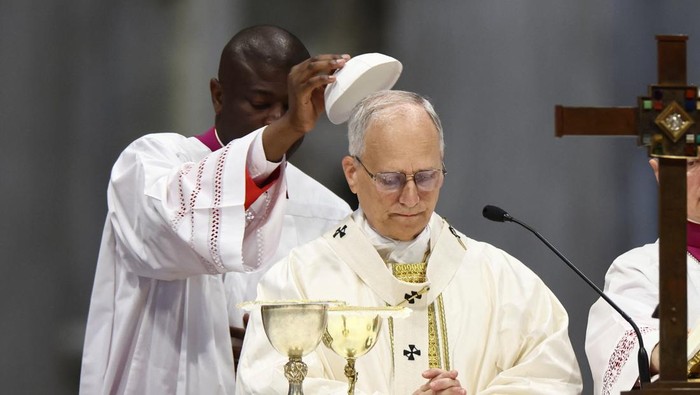 Suasana khusyuk menyelimuti Basilika Santo Petrus di Vatikan saat Paus Leo XIV memimpin Misa khusus dalam rangka Peringatan Yubileum Olahraga. Ribuan umat dari berbagai belahan dunia, termasuk para atlet, pelatih, serta perwakilan komunitas olahraga internasional, hadir untuk mengikuti perayaan iman yang penuh makna ini. REUTERS/Yara Nardi