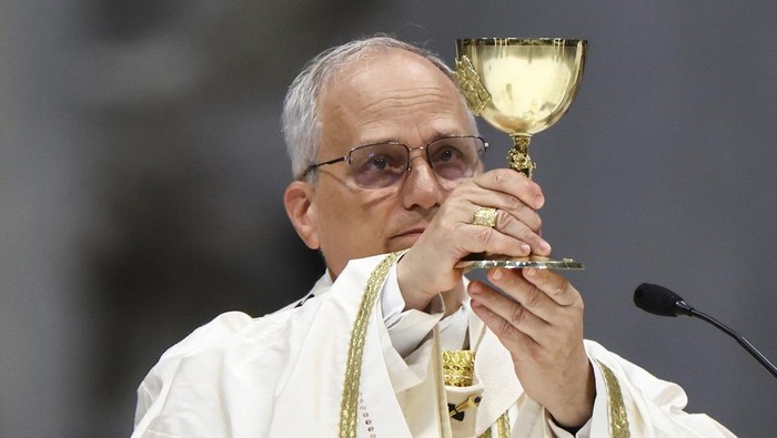 Paus Leo XIV Serukan Nilai Sportivitas dalam Misa Yubileum Olahraga Suasana khusyuk menyelimuti Basilika Santo Petrus di Vatikan saat Paus Leo XIV memimpin Misa khusus dalam rangka Peringatan Yubileum Olahraga. Ribuan umat dari berbagai belahan dunia, termasuk para atlet, pelatih, serta perwakilan komunitas olahraga internasional, hadir untuk mengikuti perayaan iman yang penuh makna ini. REUTERS/Yara Nardi
