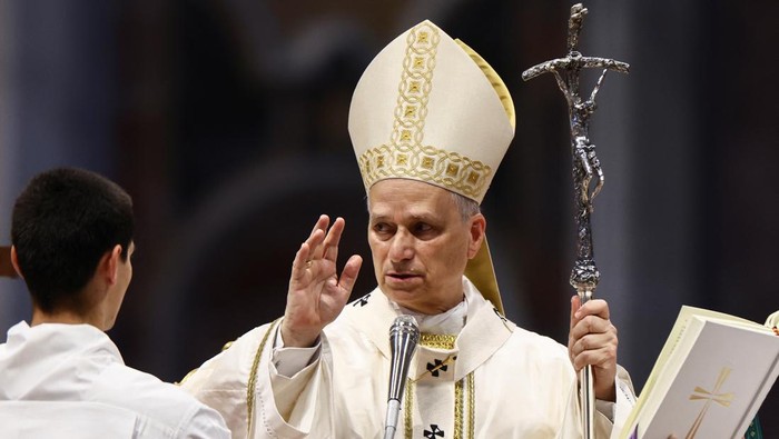 Suasana khusyuk menyelimuti Basilika Santo Petrus di Vatikan saat Paus Leo XIV memimpin Misa khusus dalam rangka Peringatan Yubileum Olahraga. Ribuan umat dari berbagai belahan dunia, termasuk para atlet, pelatih, serta perwakilan komunitas olahraga internasional, hadir untuk mengikuti perayaan iman yang penuh makna ini. REUTERS/Yara Nardi
