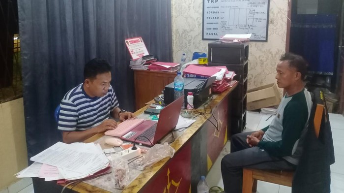 Pelaku Pisol (51) saat menjalani pemeriksaan di Polsek Sungai Keruh, Polres Muba