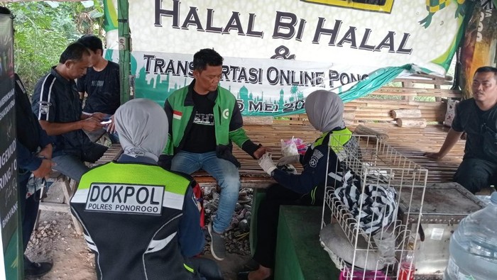 Pemeriksaan gratis untuk para pengemudi ojol.