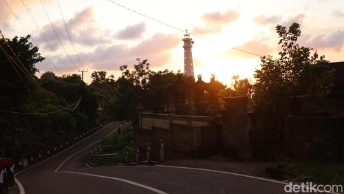 Penampakan matahari terbit dari Mercusuar Gili Selang saat pagi pukul 07.35 Wita, Jumat (13/5/2025).