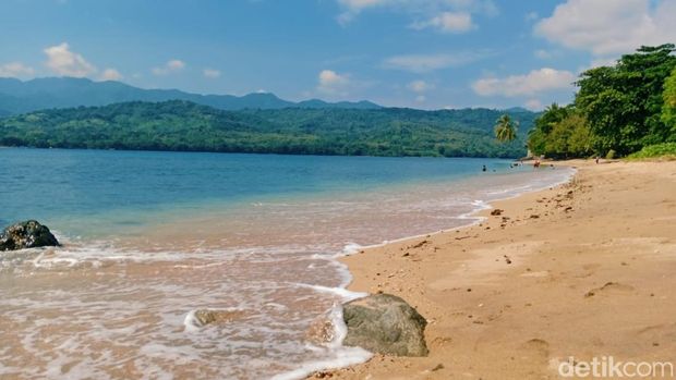 Pesona Pantai Ketapang di Kabupaten Flores Timur, Nusa Tenggara Timur (NTT).