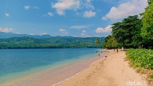 Pesona Pantai Ketapang di Kabupaten Flores Timur, Nusa Tenggara Timur (NTT).
