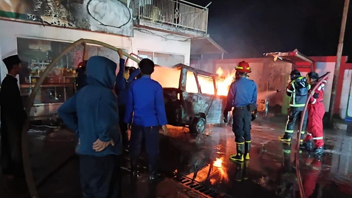 Pete-pete hangus terbakar di area SPBU Kariango Maros.